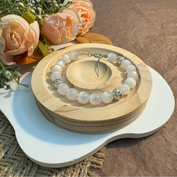 White Cat’s Eye Glossy Beaded Bracelet - Picture 3 of 5